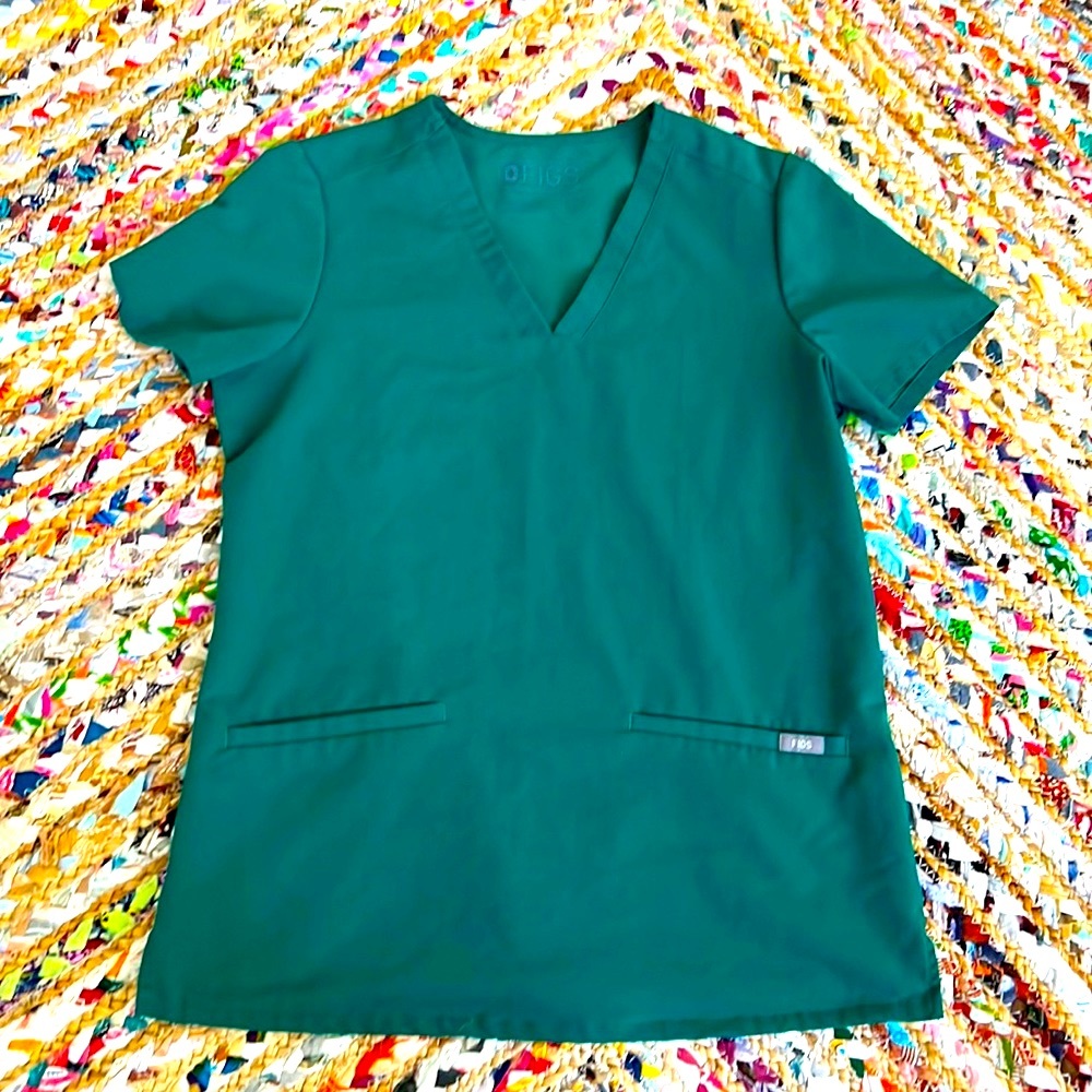 FIGS Limited Edition XS Scrub Top in Hunter Green!
